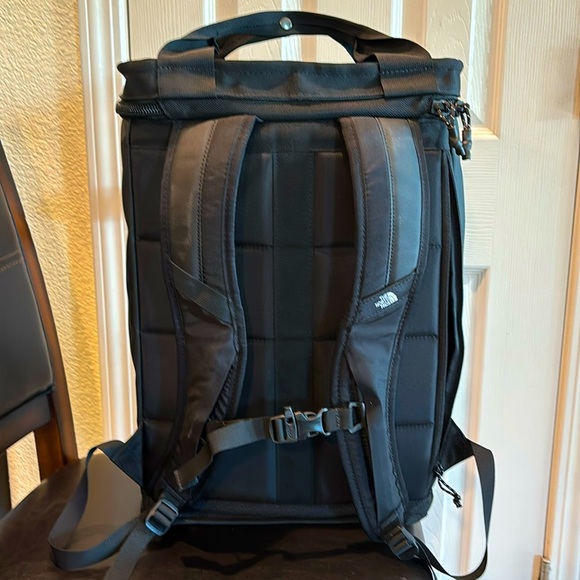 North Face unisex backpack in black, used with some minor flaws - Picture 2 of 7